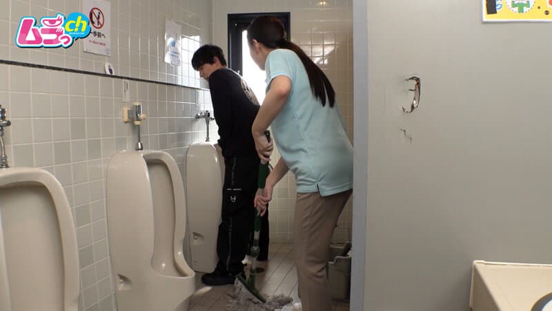 h_1534grmr00187 | ニンゲン観察 「おしっこ舐めて綺麗にしましょうか？」働く男性のおち●ぽ掃除が生き甲斐の、トイレ清掃バイトのド変態お姉さん 画像 5