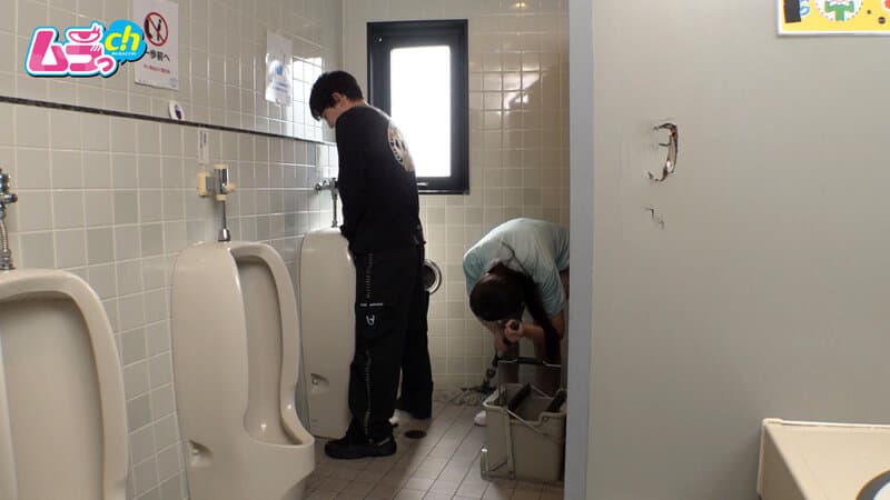 h_1534grmr00187 | ニンゲン観察 「おしっこ舐めて綺麗にしましょうか？」働く男性のおち●ぽ掃除が生き甲斐の、トイレ清掃バイトのド変態お姉さん 画像 6