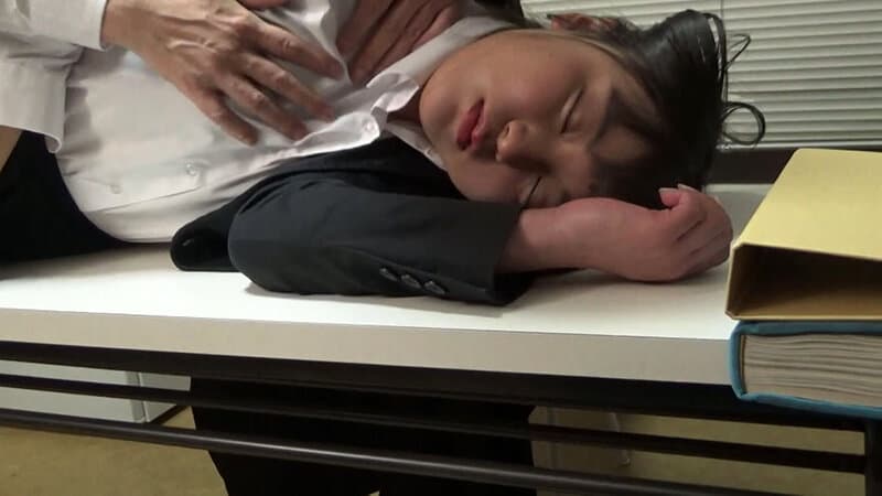 h_1724a158b00005 | 就職面接の罠！意識を失い身体を蹂躙されるリクルートスーツの可愛い女性！ 画像 2