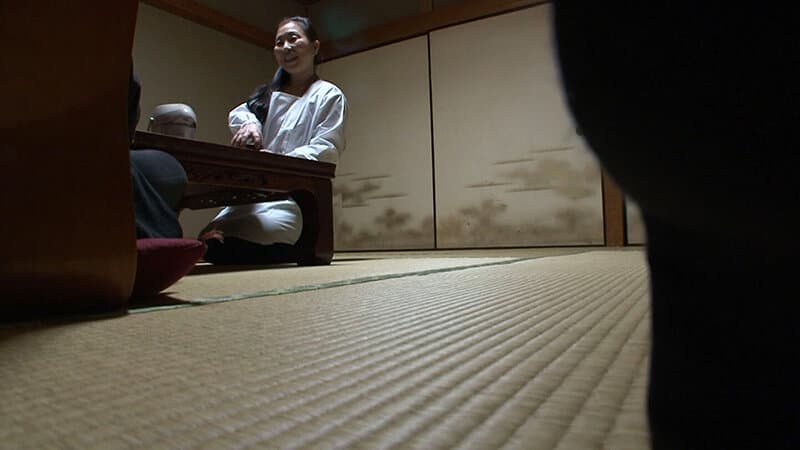 h_1724a173b00006 | 【代々続く老舗旅館の美人女将をこっそり…！】旦那は出稼ぎ、淋しい女将の乾いたアソコをこっそり弄って、肉棒ぶっ刺しイカせてやる！ 画像 2