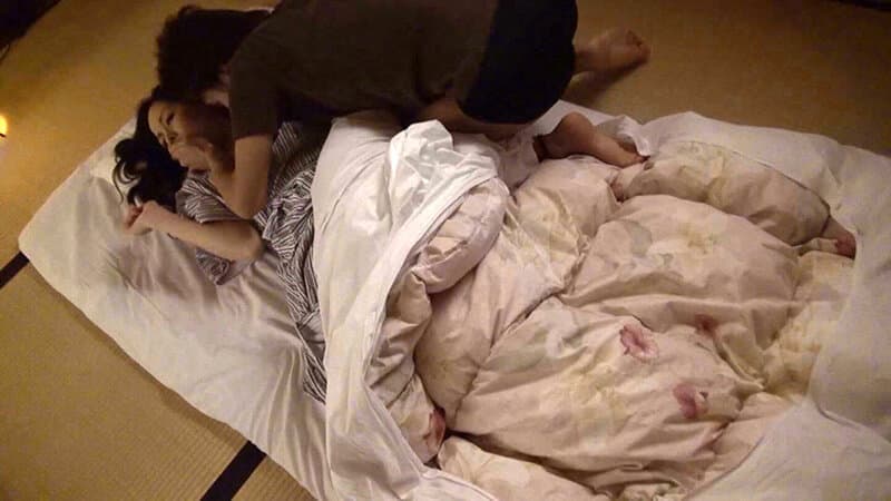 h_1724a175b00008 | 「娘が居るから！」娘のすぐ横で声を我慢！美人熟女と大胆夜更けのSEX 画像 2