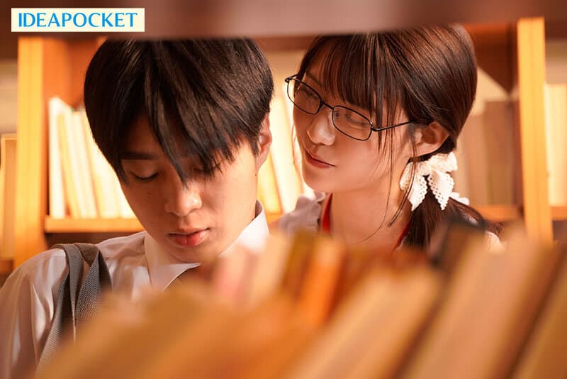 ipzz00749 | 毎朝電車の端の席で読書をしている清楚美人お姉さんがM男を痴女って弄ぶ特殊性癖の持ち主だったなんて… 愛才りあ 画像 3