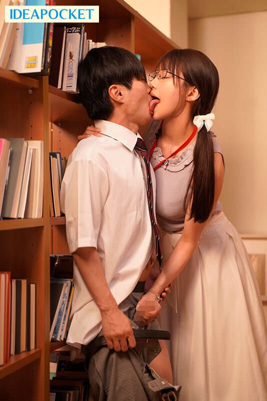 ipzz00749 | 毎朝電車の端の席で読書をしている清楚美人お姉さんがM男を痴女って弄ぶ特殊性癖の持ち主だったなんて… 愛才りあ 画像 4