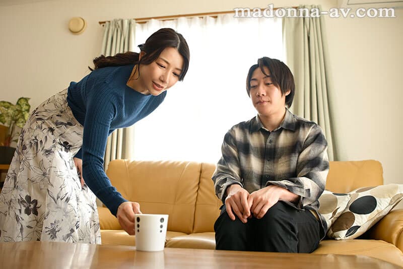 jur00775 | 「…先っぽだけ舐めてあげてもいいから、元気出して？」 剥けてない童貞チ●ポを見かねた彼女の母が、亀頭だけ丹念にじゅっぷりとフェラしてくれてー。 加藤あやの 画像 1