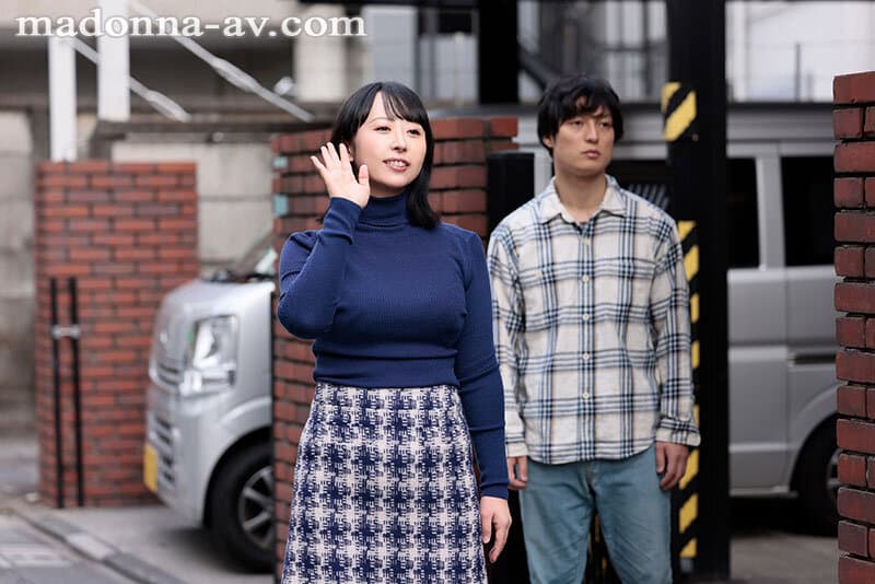 roe00491 | 家族皆が巣立った実家で、 母と過ごす近親相姦の日々―。 中島美南 画像 2