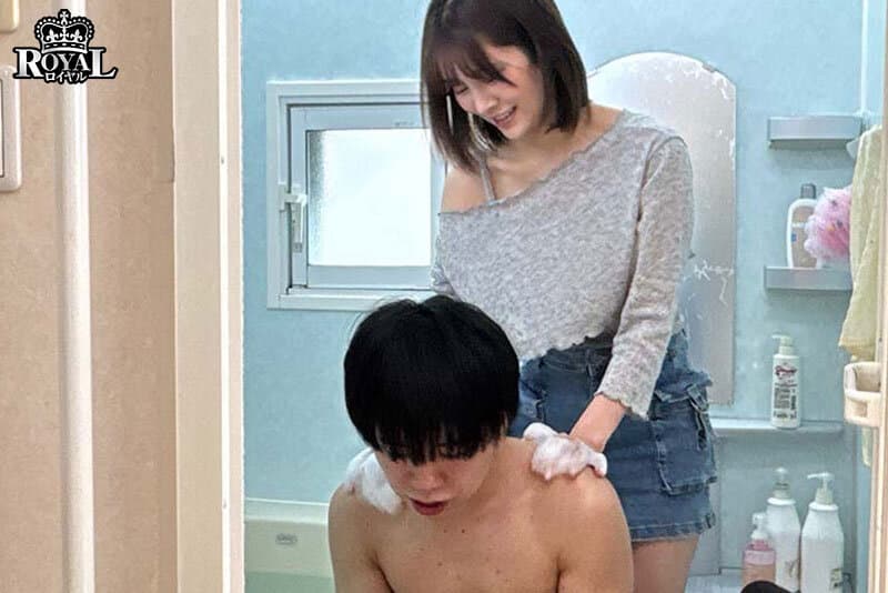 royd00312 | 想像以上に大人になった幼馴染のエロ過ぎるおっぱいにフル勃起！互いの両親が不在で、年下の幼馴染が我が家にお泊りにやって来た。 鳳みゆ 画像 2
