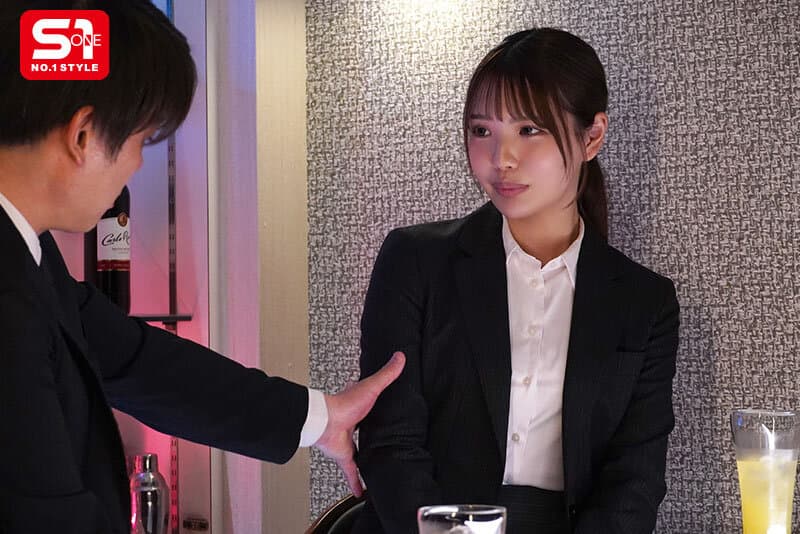 sone00535 | 押しに弱い空気読み就活生はセクハラも肉体関係もされるがまま…社内で、営業先で、こっそりヤラれ続けた新社会人の性処理業務。 中森心々奈 画像 1